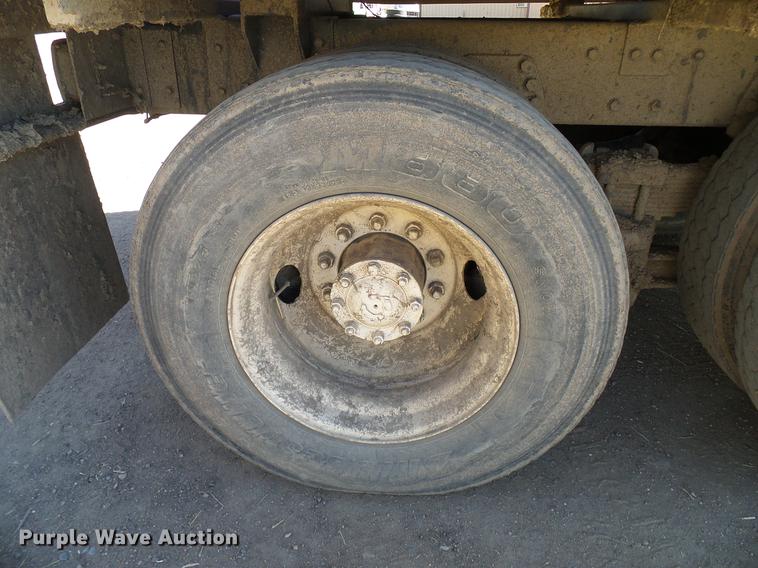 image for item DD6022 1999 International 9100 vertical feed mixer truck