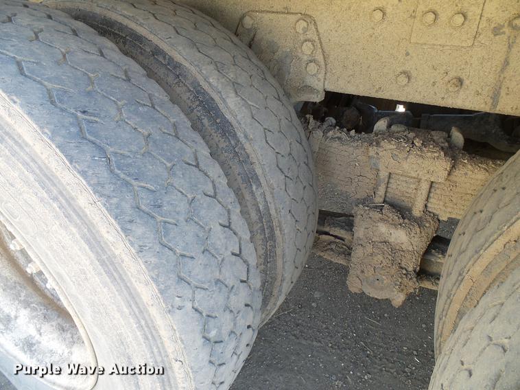 image for item DD6022 1999 International 9100 vertical feed mixer truck