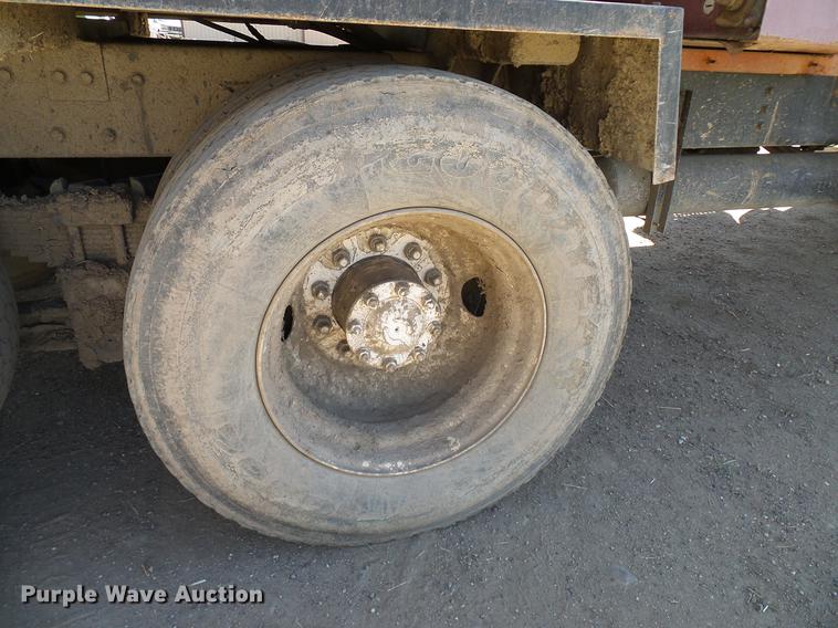 image for item DD6022 1999 International 9100 vertical feed mixer truck