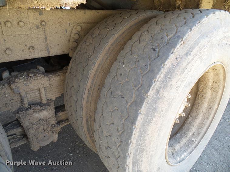 image for item DD6022 1999 International 9100 vertical feed mixer truck