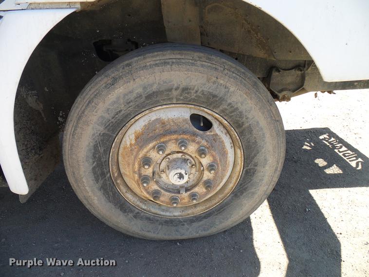 image for item DD6022 1999 International 9100 vertical feed mixer truck