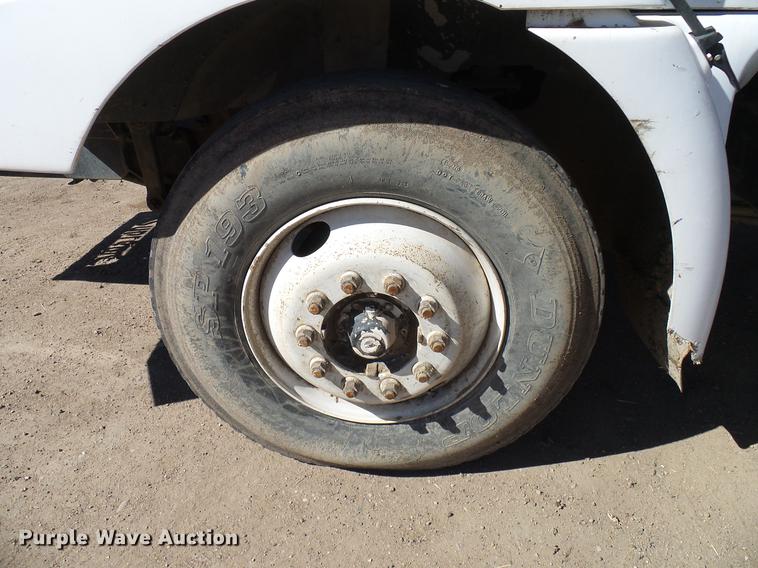 image for item DD6022 1999 International 9100 vertical feed mixer truck