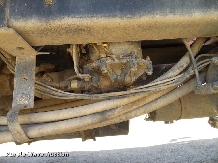 image for item DD6022 1999 International 9100 vertical feed mixer truck