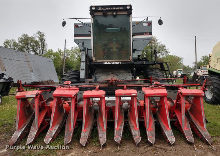 image for item DD6997 Gleaner L2 combine