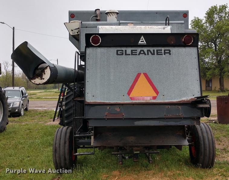 image for item DD6997 Gleaner L2 combine