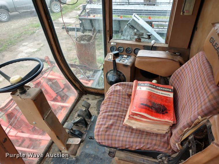 image for item DD6997 Gleaner L2 combine