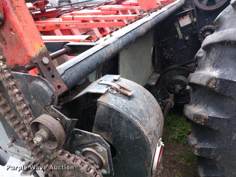 image for item DD6997 Gleaner L2 combine