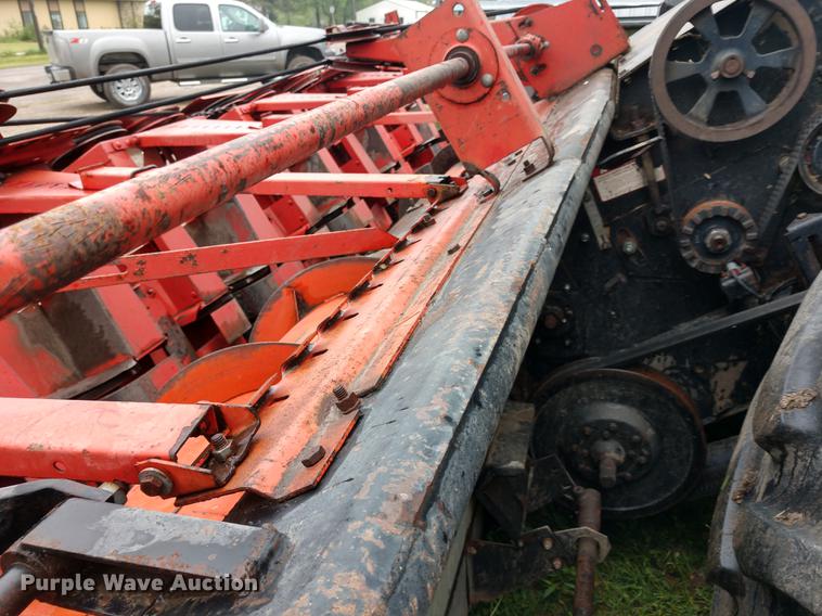 image for item DD6997 Gleaner L2 combine
