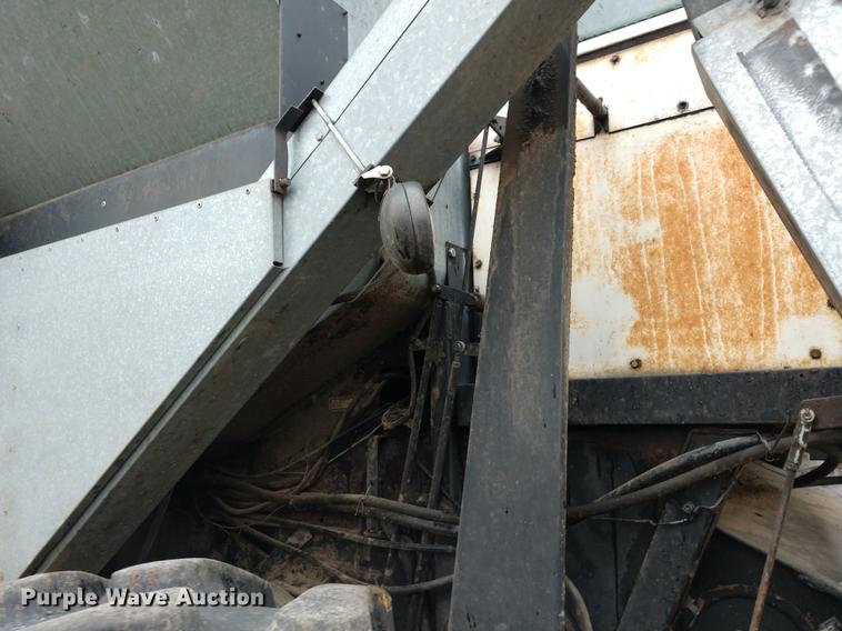 image for item DD6997 Gleaner L2 combine