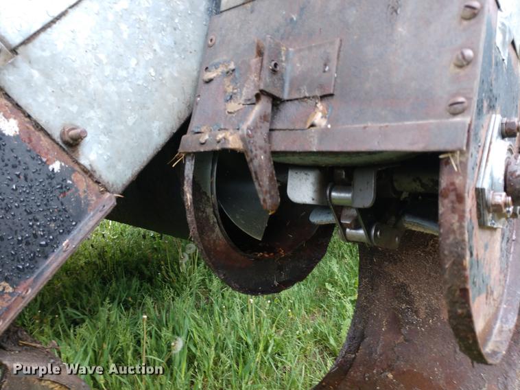 image for item DD6997 Gleaner L2 combine