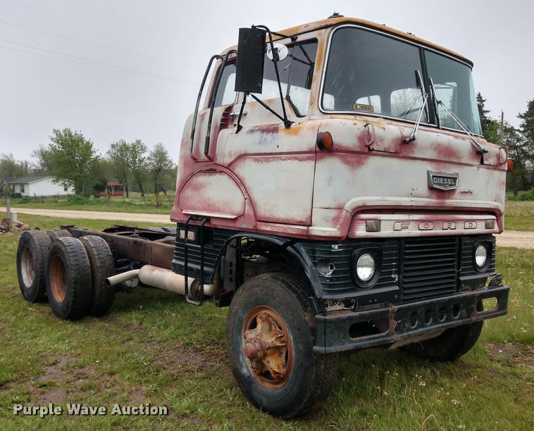 image for item DD7003 1963 Ford 950 semi truck