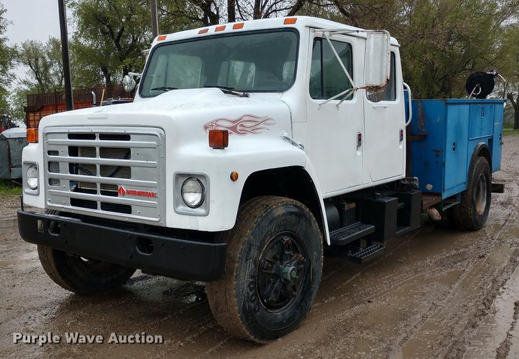 image for item DD7006 1987 International S1754 utility truck