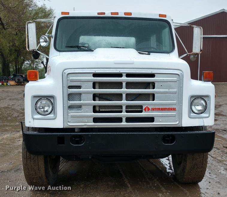 image for item DD7006 1987 International S1754 utility truck