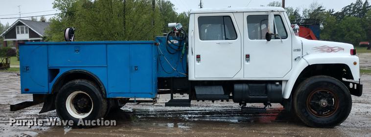 image for item DD7006 1987 International S1754 utility truck