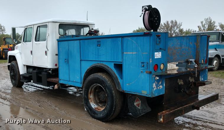 image for item DD7006 1987 International S1754 utility truck