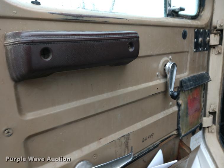 image for item DD7006 1987 International S1754 utility truck