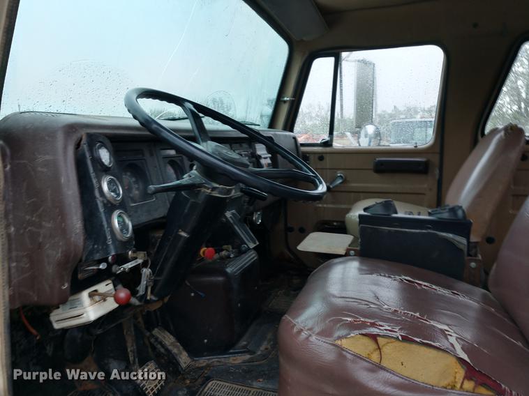 image for item DD7006 1987 International S1754 utility truck