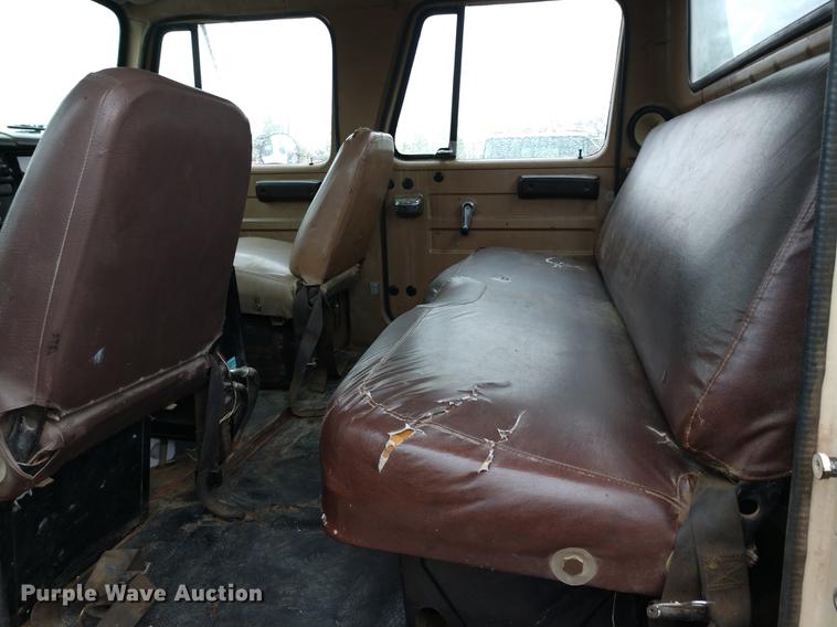 image for item DD7006 1987 International S1754 utility truck