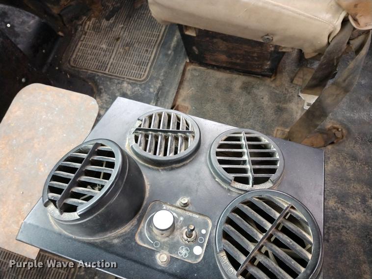 image for item DD7006 1987 International S1754 utility truck