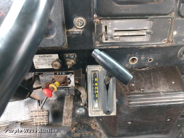 image for item DD7006 1987 International S1754 utility truck