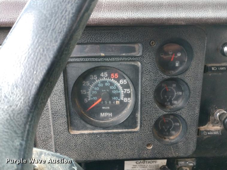 image for item DD7006 1987 International S1754 utility truck