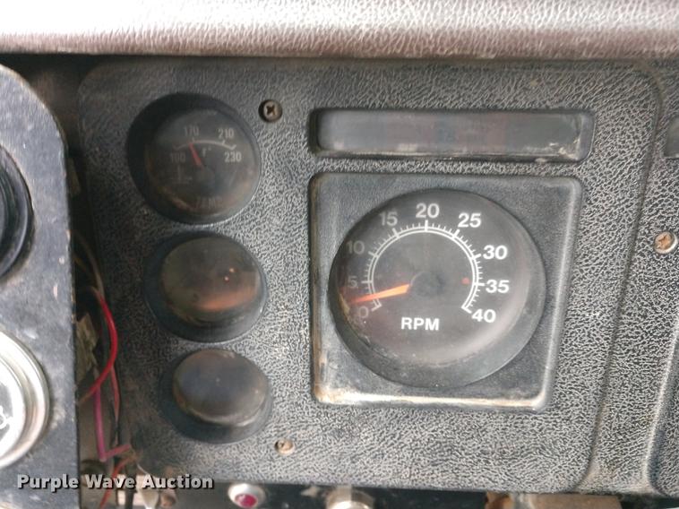 image for item DD7006 1987 International S1754 utility truck