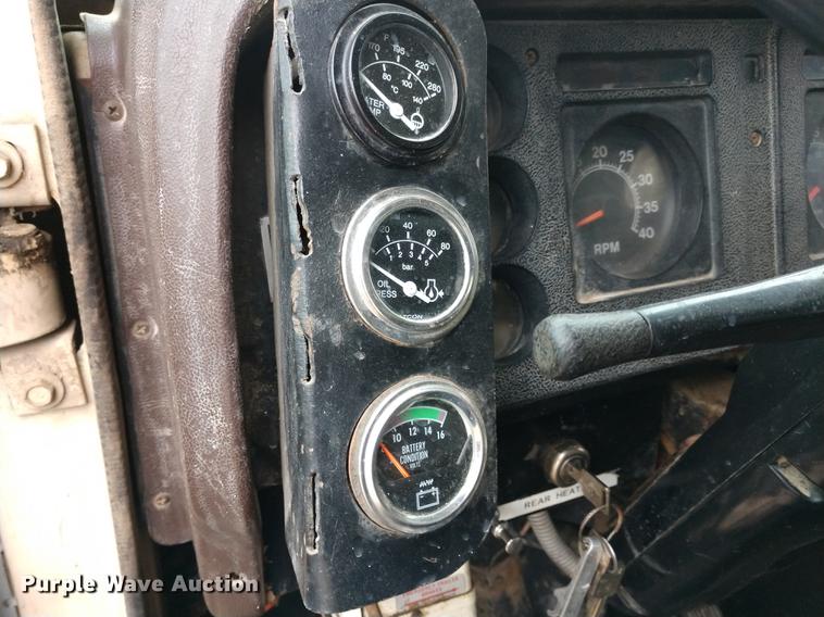 image for item DD7006 1987 International S1754 utility truck