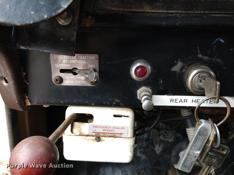 image for item DD7006 1987 International S1754 utility truck