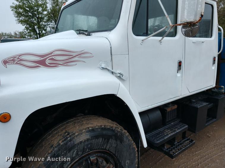 image for item DD7006 1987 International S1754 utility truck