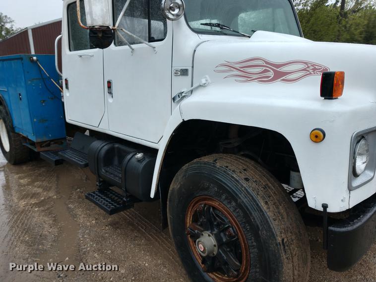 image for item DD7006 1987 International S1754 utility truck