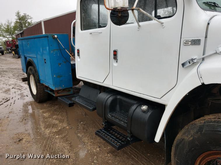 image for item DD7006 1987 International S1754 utility truck