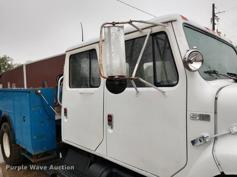 image for item DD7006 1987 International S1754 utility truck