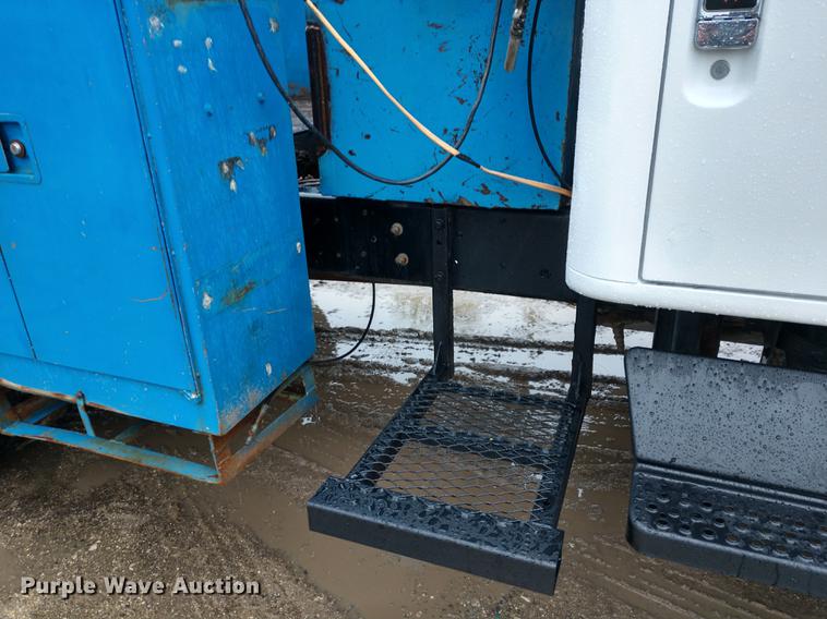 image for item DD7006 1987 International S1754 utility truck