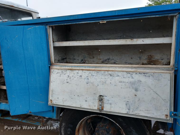 image for item DD7006 1987 International S1754 utility truck