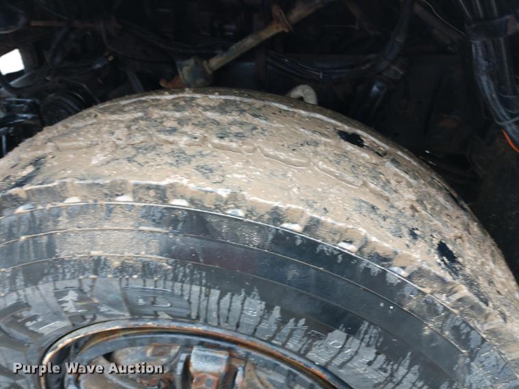 image for item DD7006 1987 International S1754 utility truck