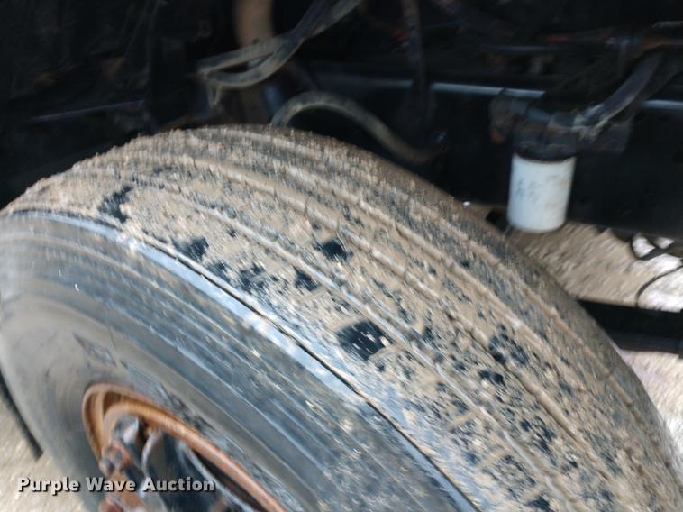 image for item DD7006 1987 International S1754 utility truck