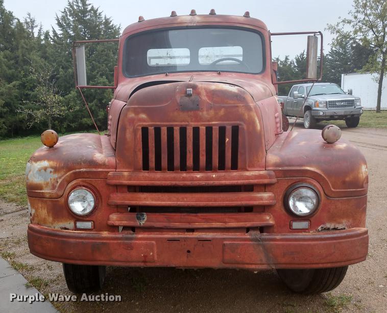 image for item DD7008 1952 International 190 manure spreader truck
