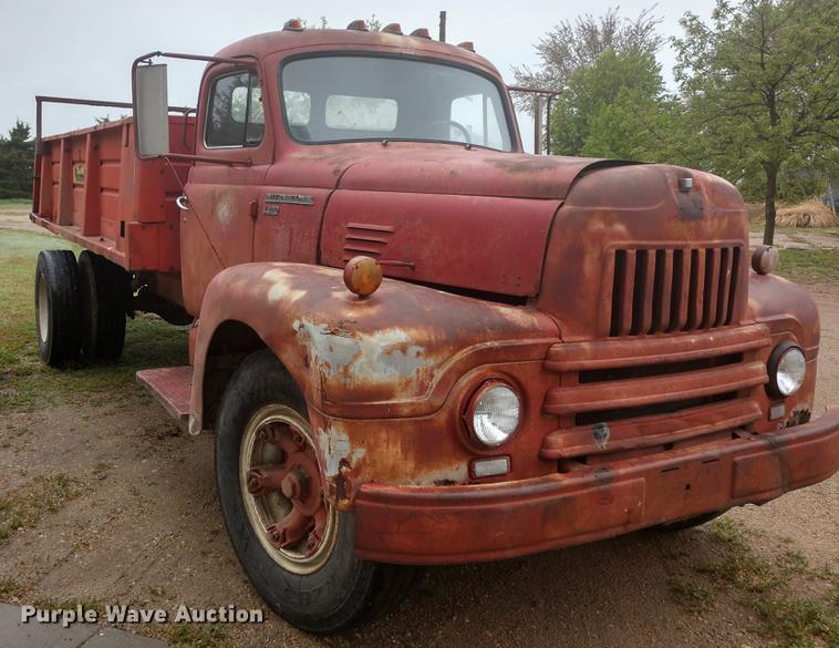 image for item DD7008 1952 International 190 manure spreader truck