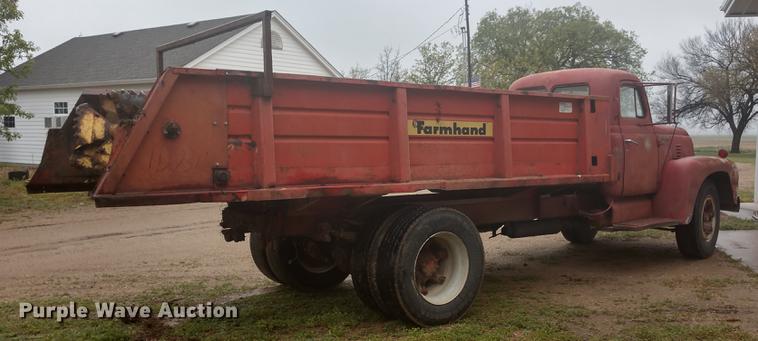 image for item DD7008 1952 International 190 manure spreader truck