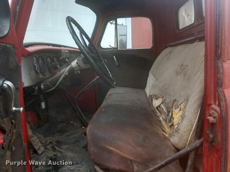 image for item DD7008 1952 International 190 manure spreader truck