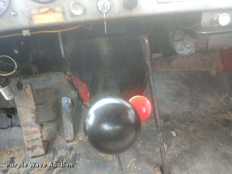 image for item DD7008 1952 International 190 manure spreader truck