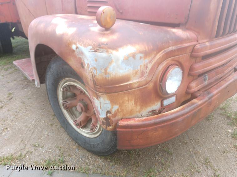 image for item DD7008 1952 International 190 manure spreader truck