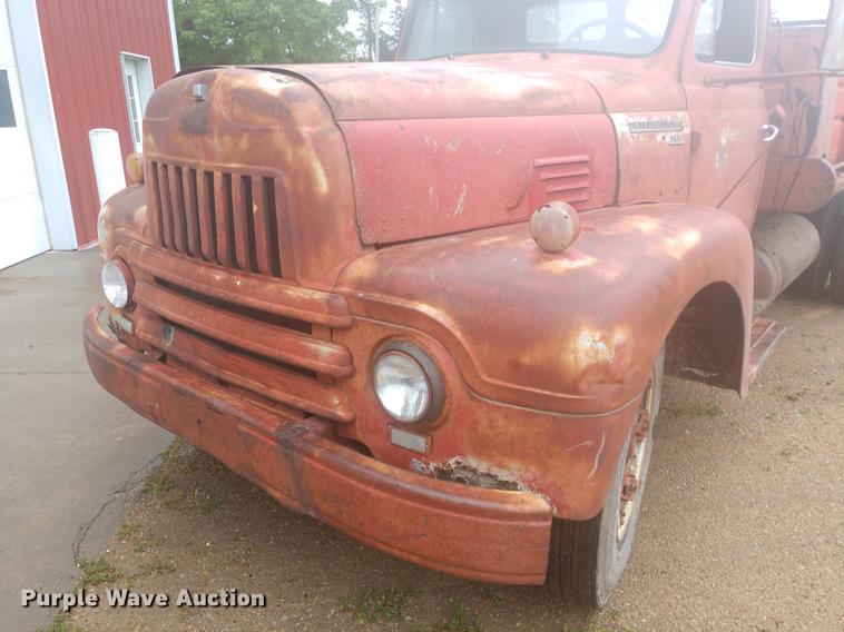 image for item DD7008 1952 International 190 manure spreader truck