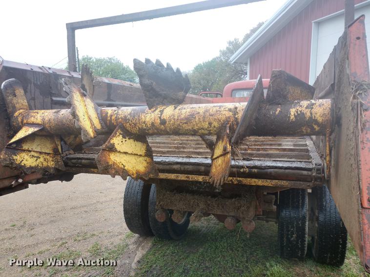 image for item DD7008 1952 International 190 manure spreader truck