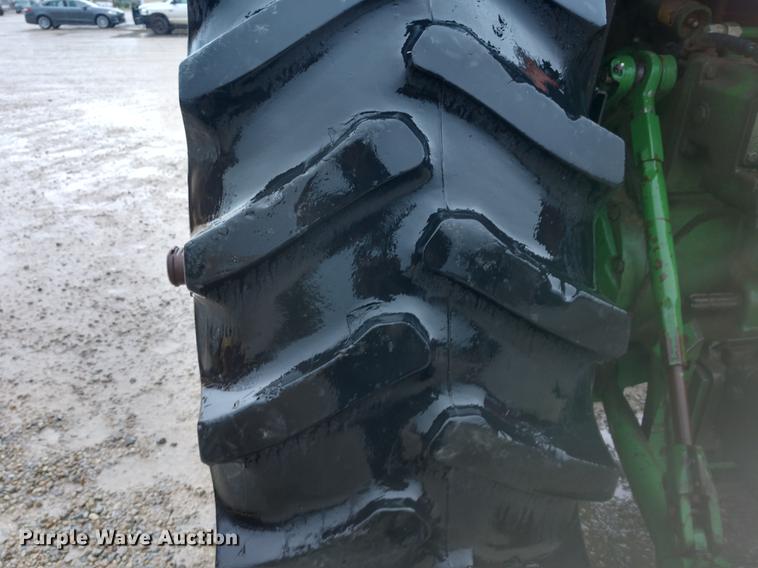 image for item DD7009 1990 John Deere 4055 tractor
