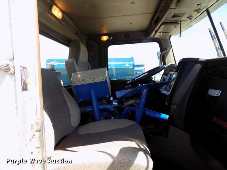 image for item DE1147 2014 Kenworth T440 vertical feed mixer truck