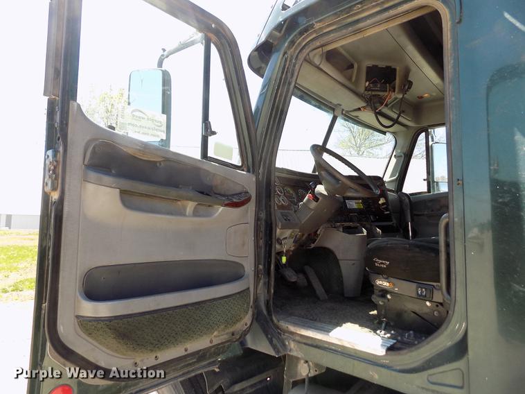 image for item DE1178 1999 Freightliner Century Class semi truck