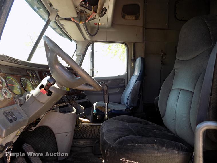 image for item DE1178 1999 Freightliner Century Class semi truck