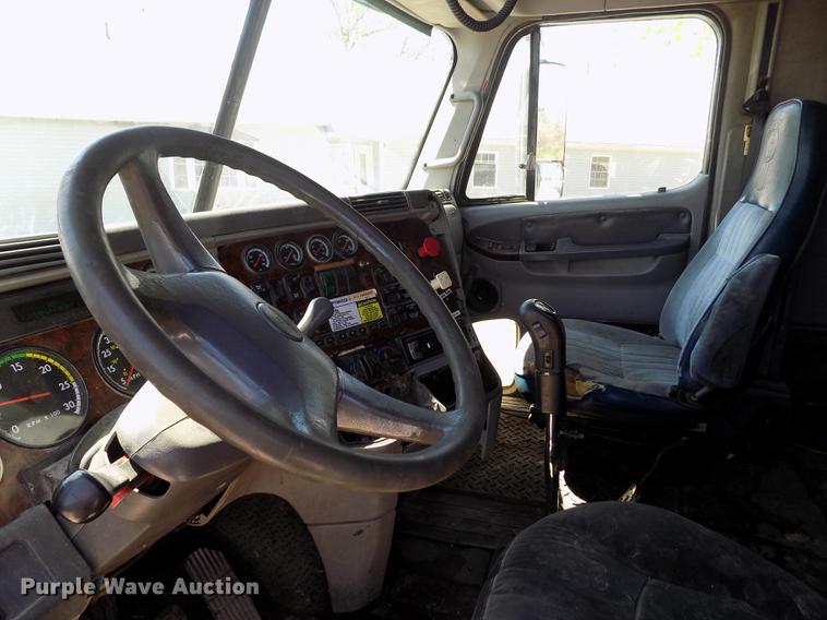 image for item DE1178 1999 Freightliner Century Class semi truck