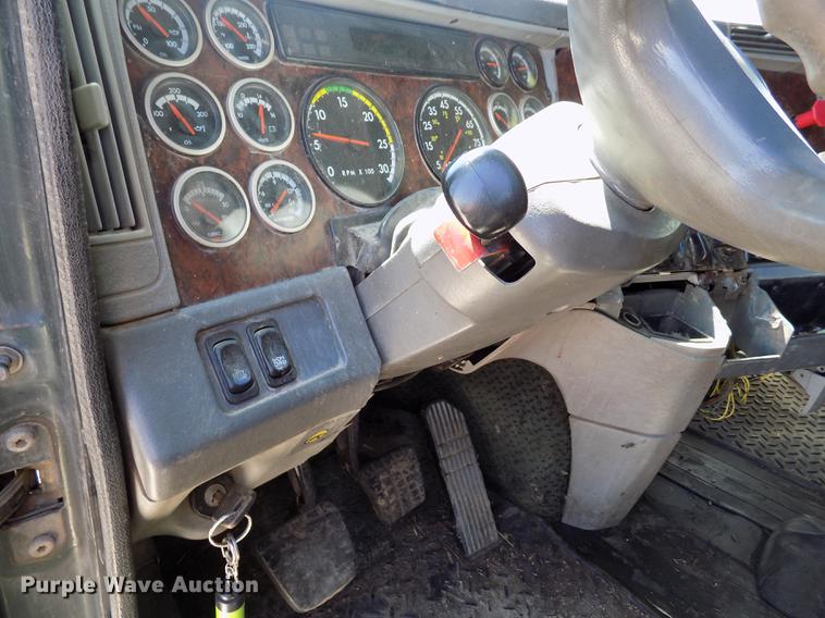 image for item DE1178 1999 Freightliner Century Class semi truck